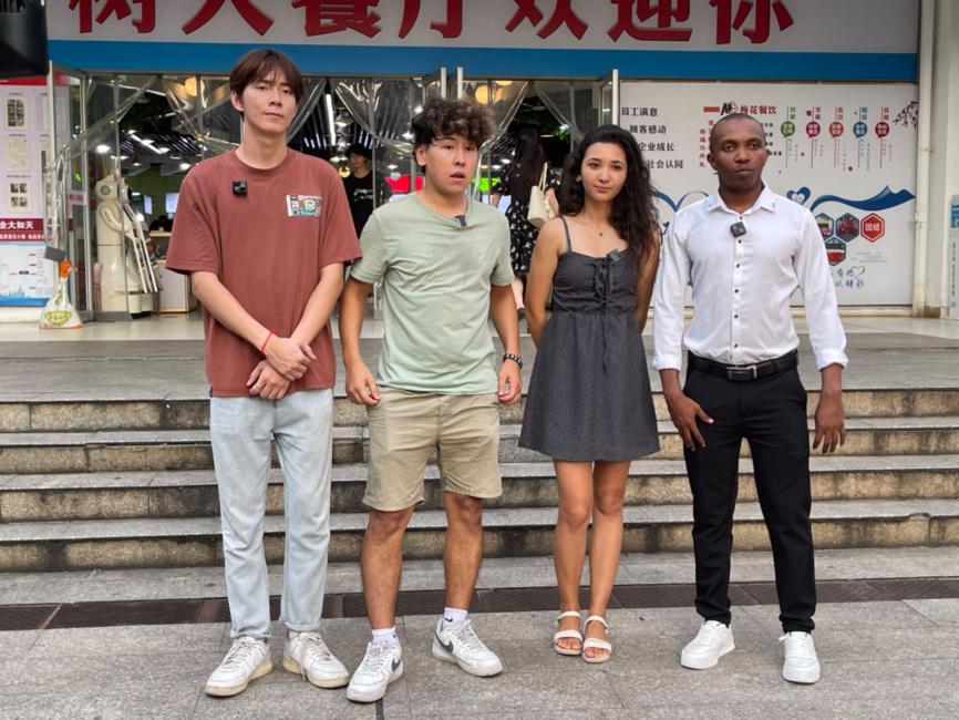 那达斯(右)和海南大学的留学生们。人民网记者 曾帆摄 那达斯(右)和海南大学的留学生们。人民网记者 曾帆摄